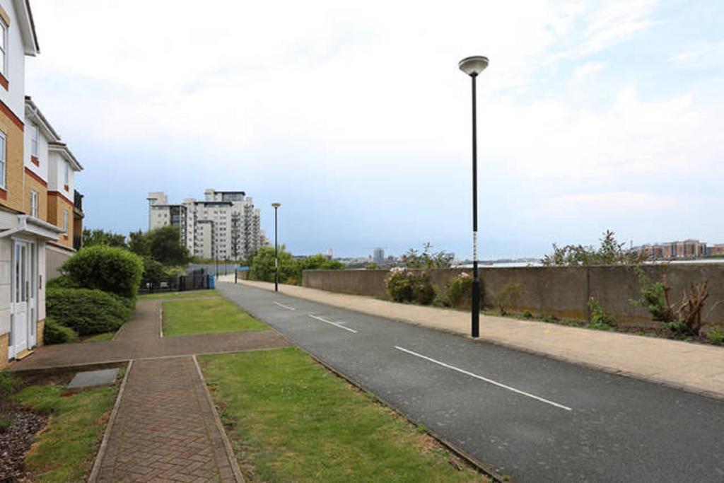 Quiet Riverside Apartment London Rom bilde
